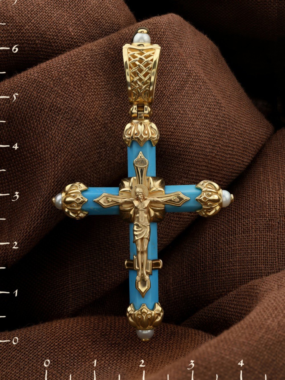 Крест из лимонного золота c жемчугом и бирюзой