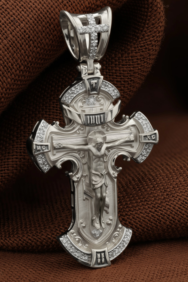 Крест из белого золота c бриллиантами