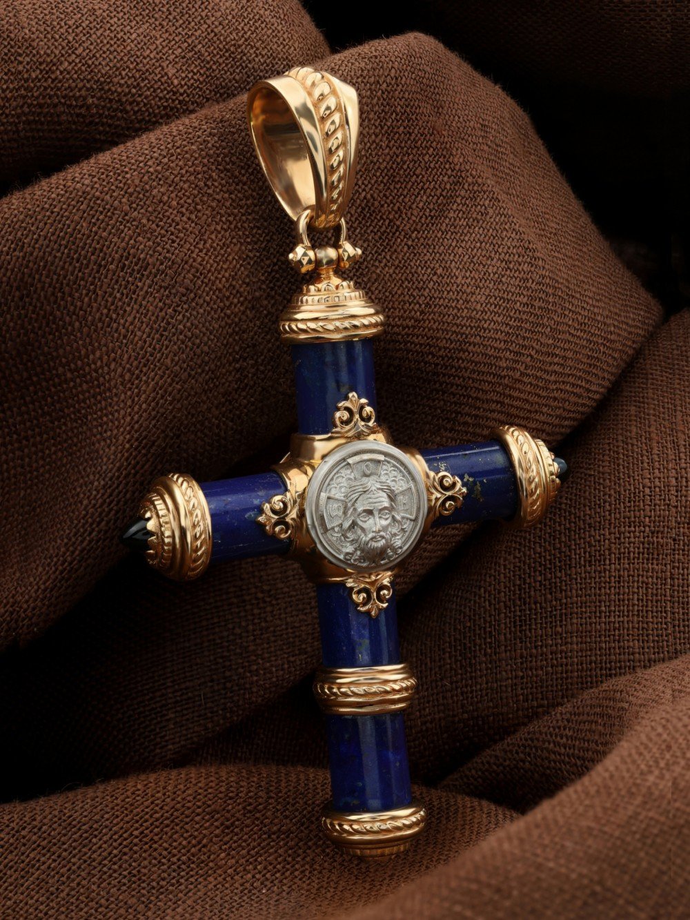 Крест из золота c ониксом и лазуритом