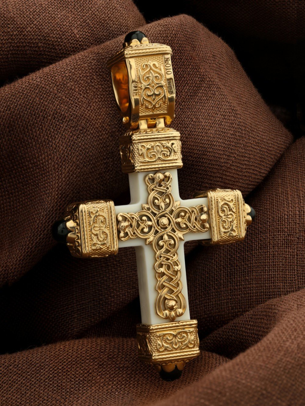 Крест из лимонного золота c эмалью, ониксом и бивнем мамонта