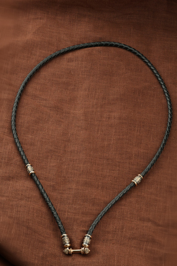 Шнурок кожаный из золота c кожаным шнурком