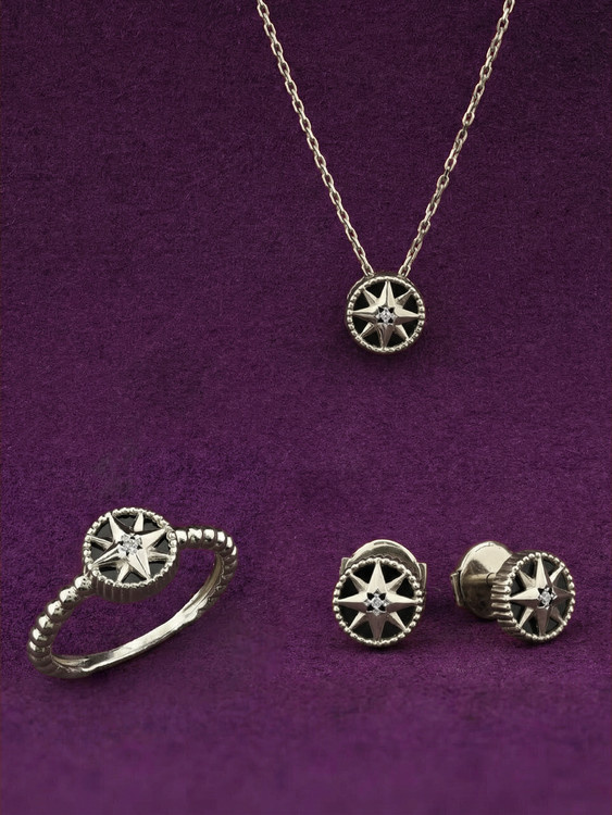 Кольцо из белого золота c бриллиантами и ониксом