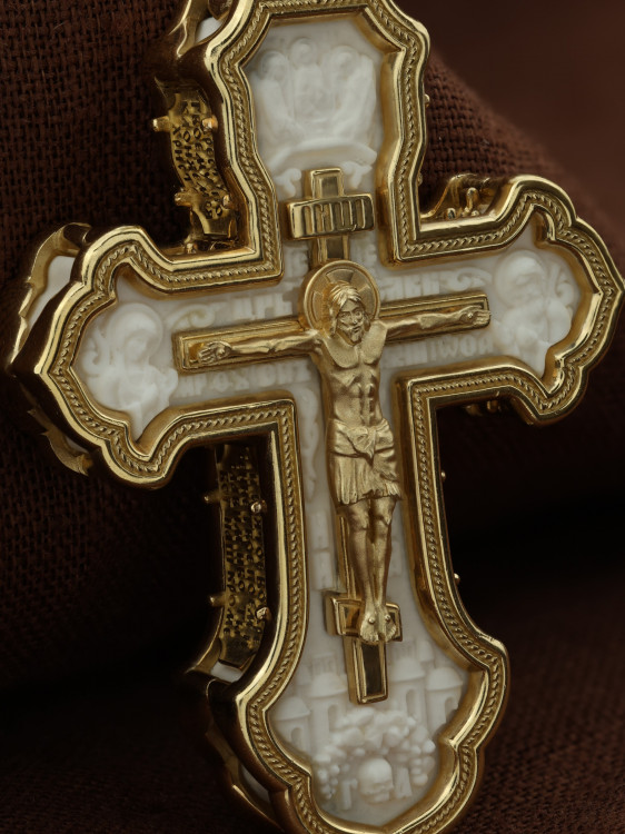 Крест из лимонного золота c бивнем мамонта