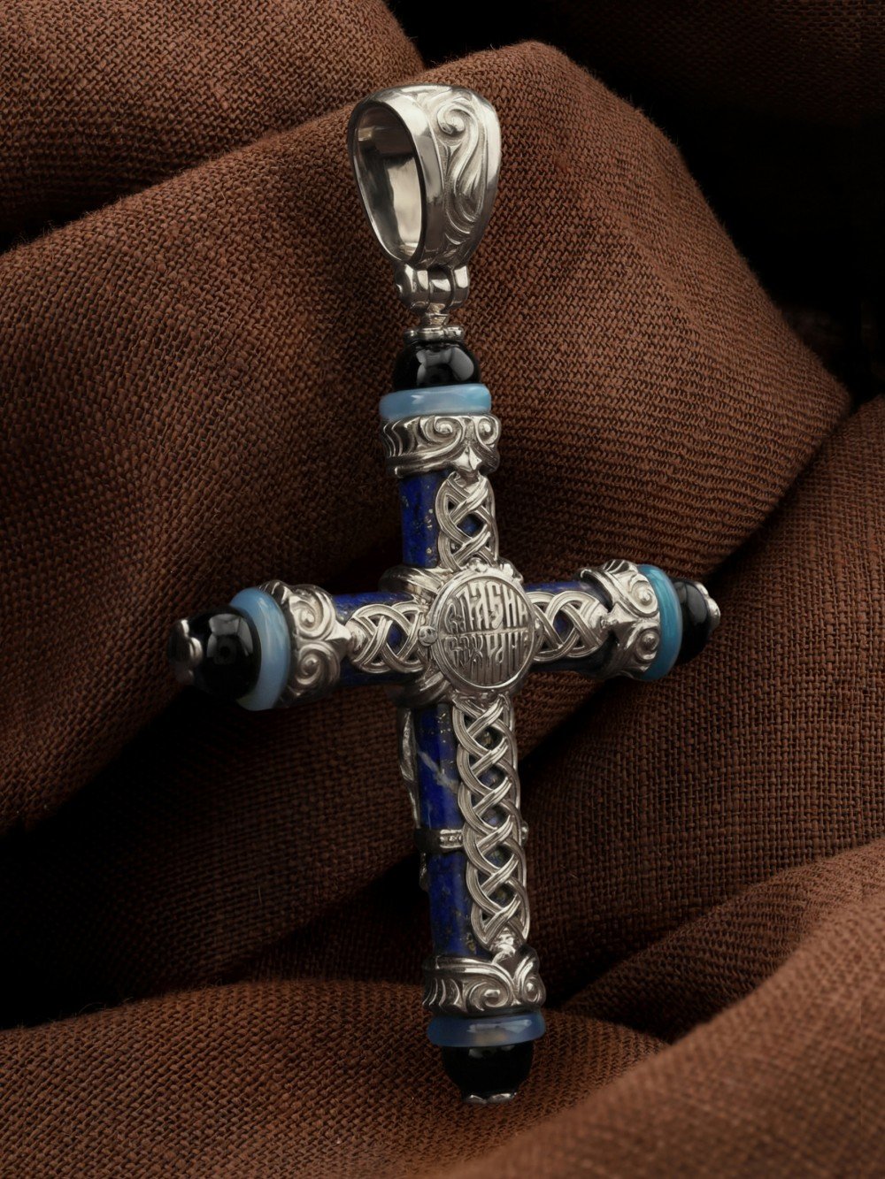 Крест из белого золота c ониксом, агатом и лазуритом