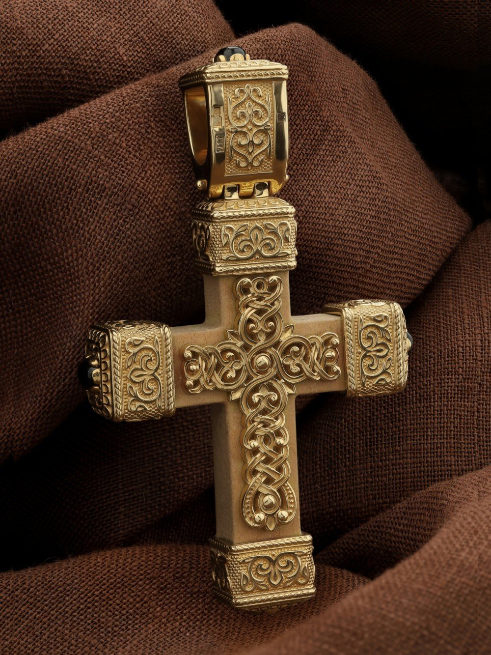 Крест из лимонного золота c эмалью, ониксом и деревом груши