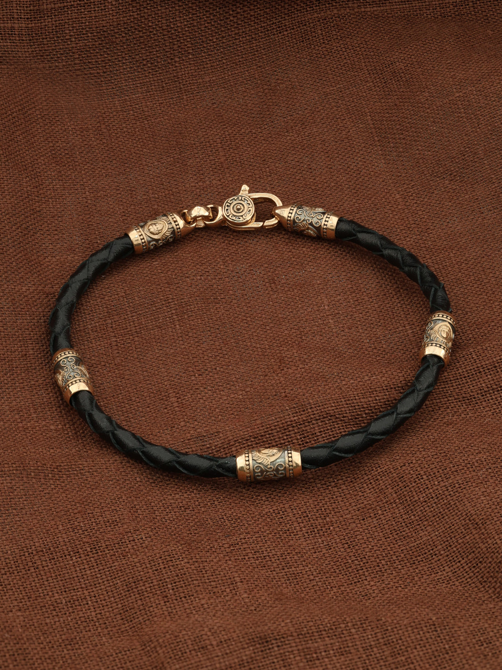 Браслет из золота c кожаным шнурком