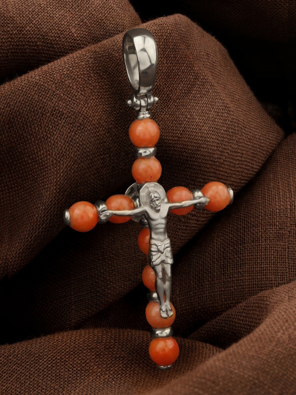 Крест из белого золота c кораллом