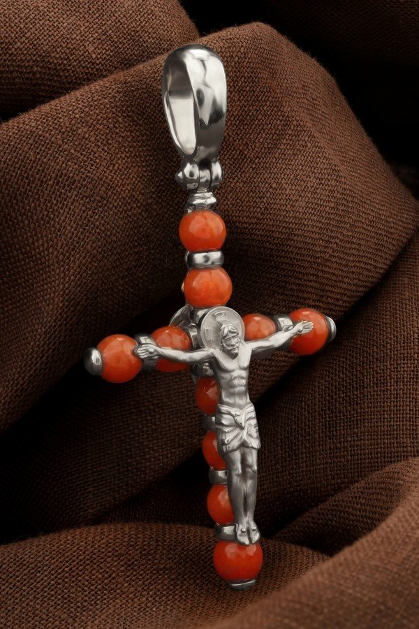 Крест из белого золота c кораллом