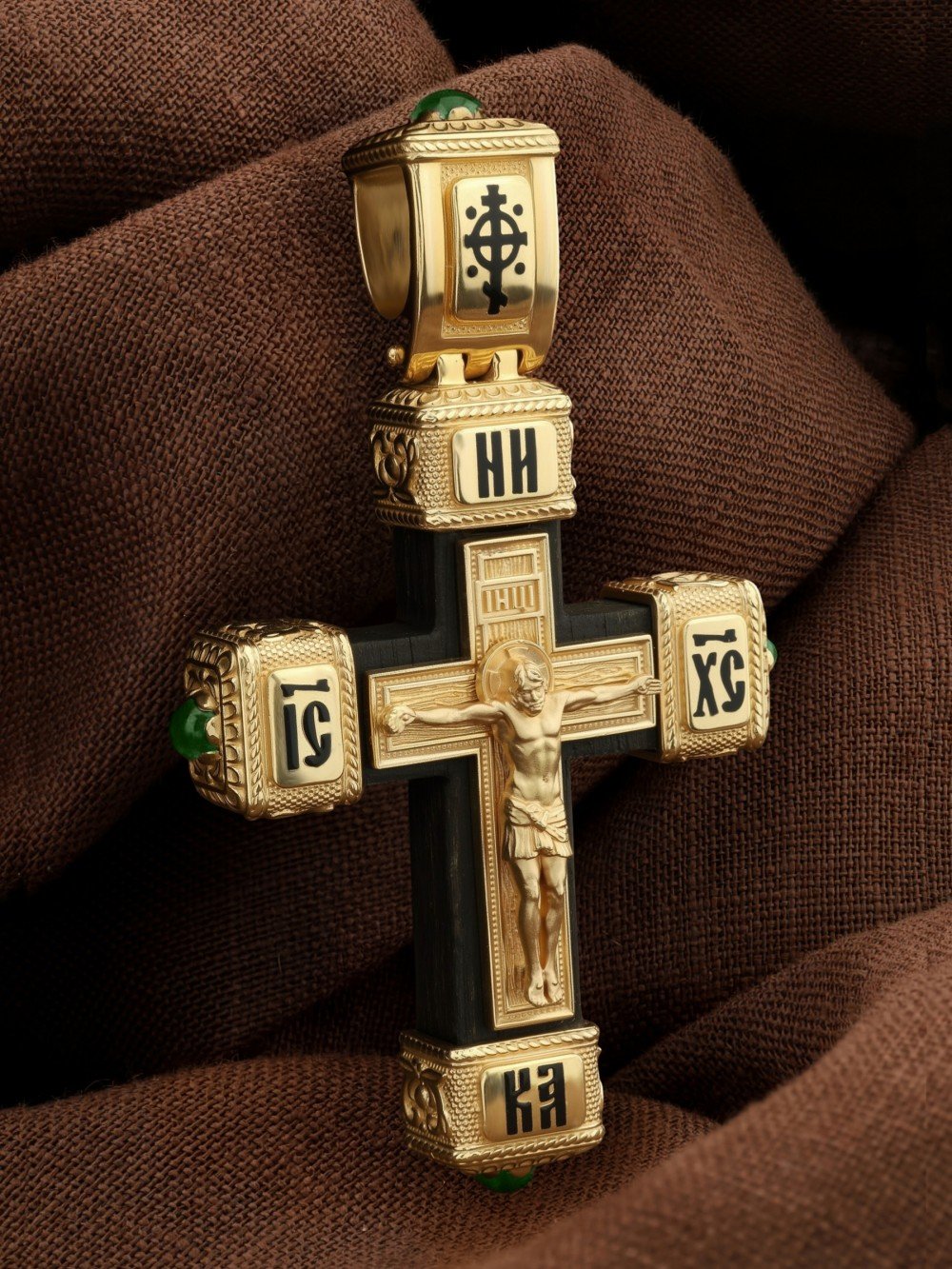 Крест из лимонного золота c эмаль , хризопразом и эбеновым деревом