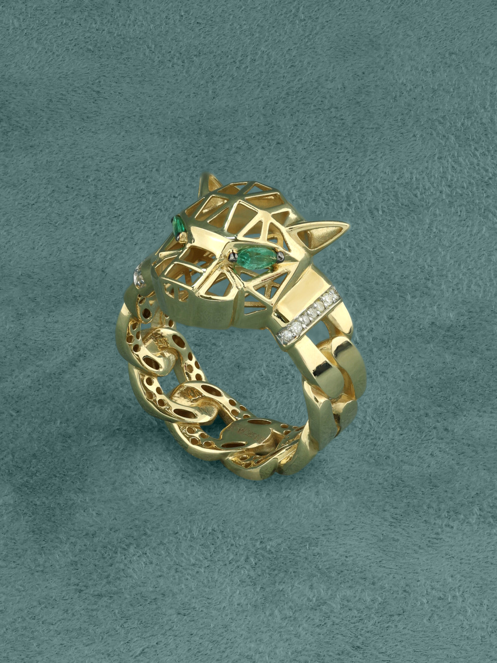 Кольцо из лимонного золота c бриллиантами и изумрудом