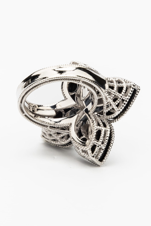 Кольцо из белого золота c бриллиантами и ониксом