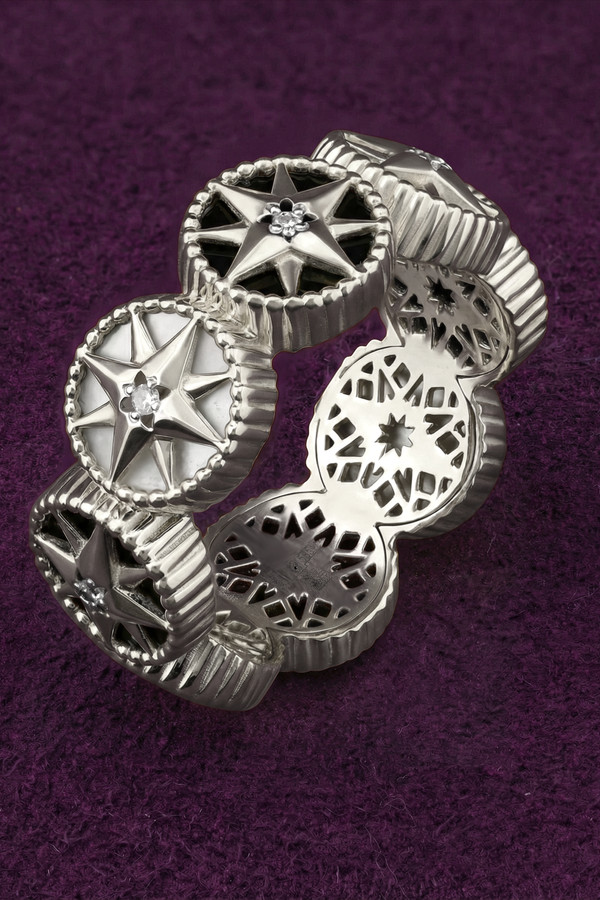 Кольцо из белого золота c бриллиантами, ониксом и перламутром