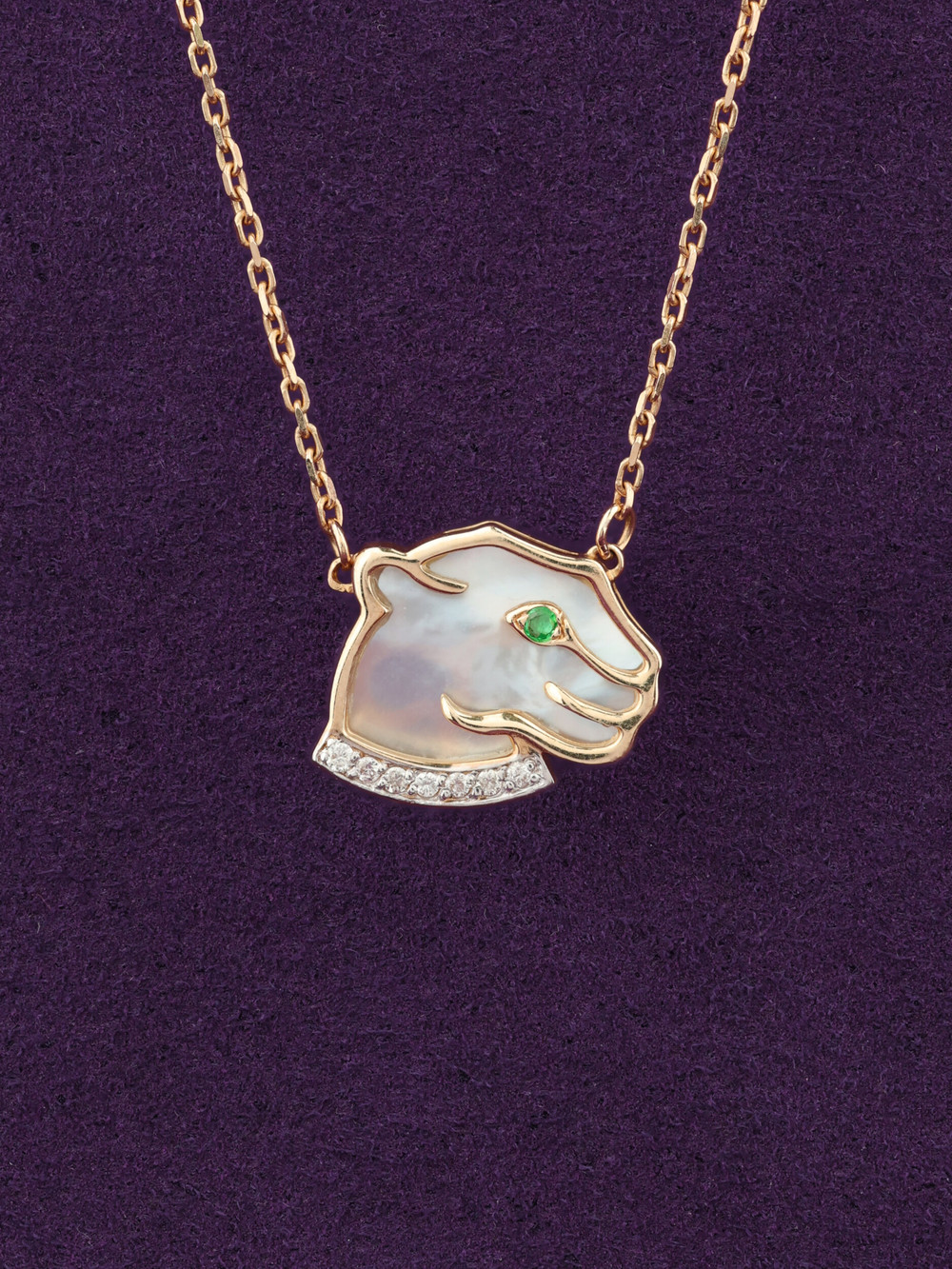 Колье из золота c бриллиантами, изумрудом и перламутром