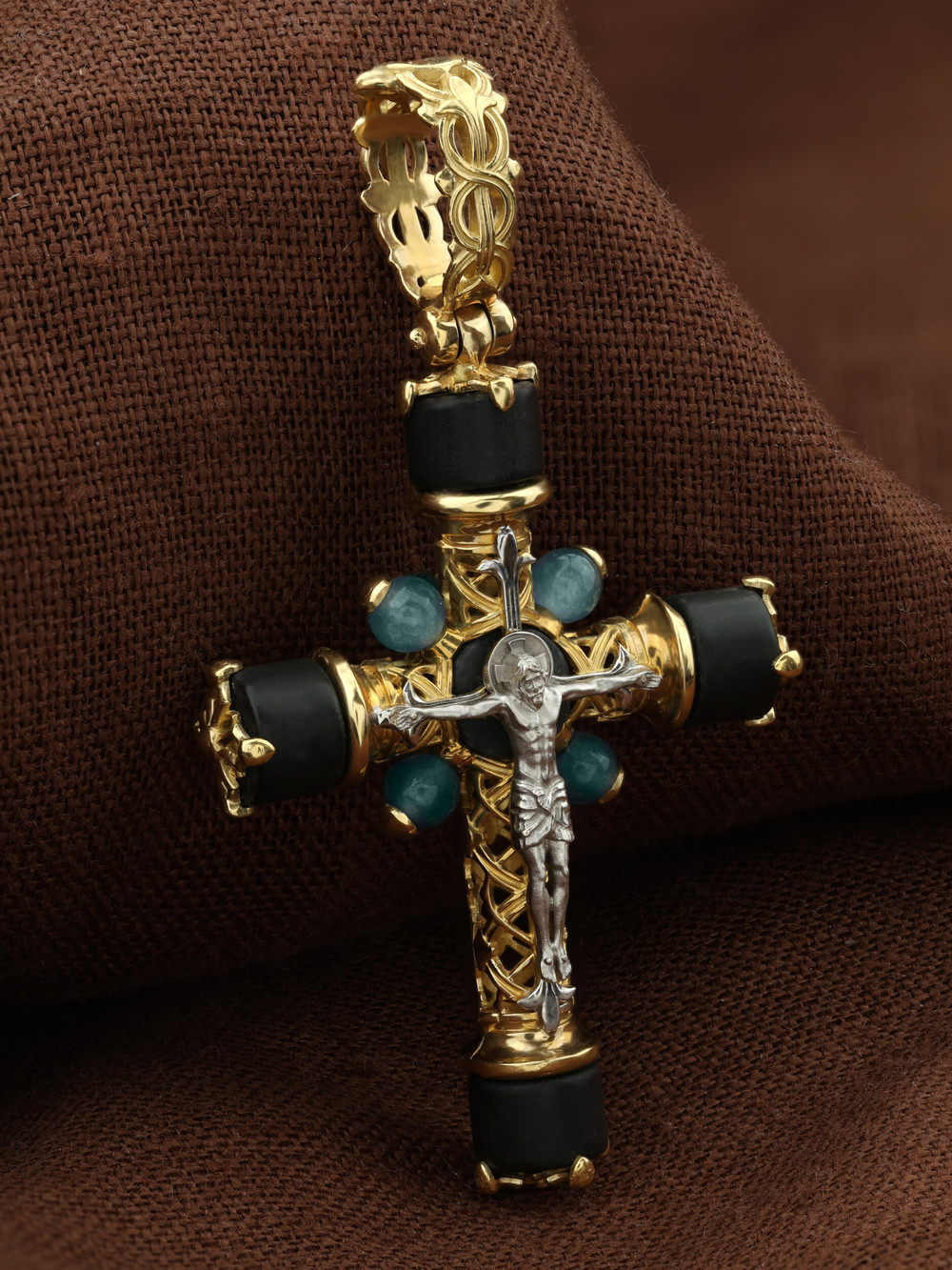 Крест из лимонного золота c ониксом и жадеитом