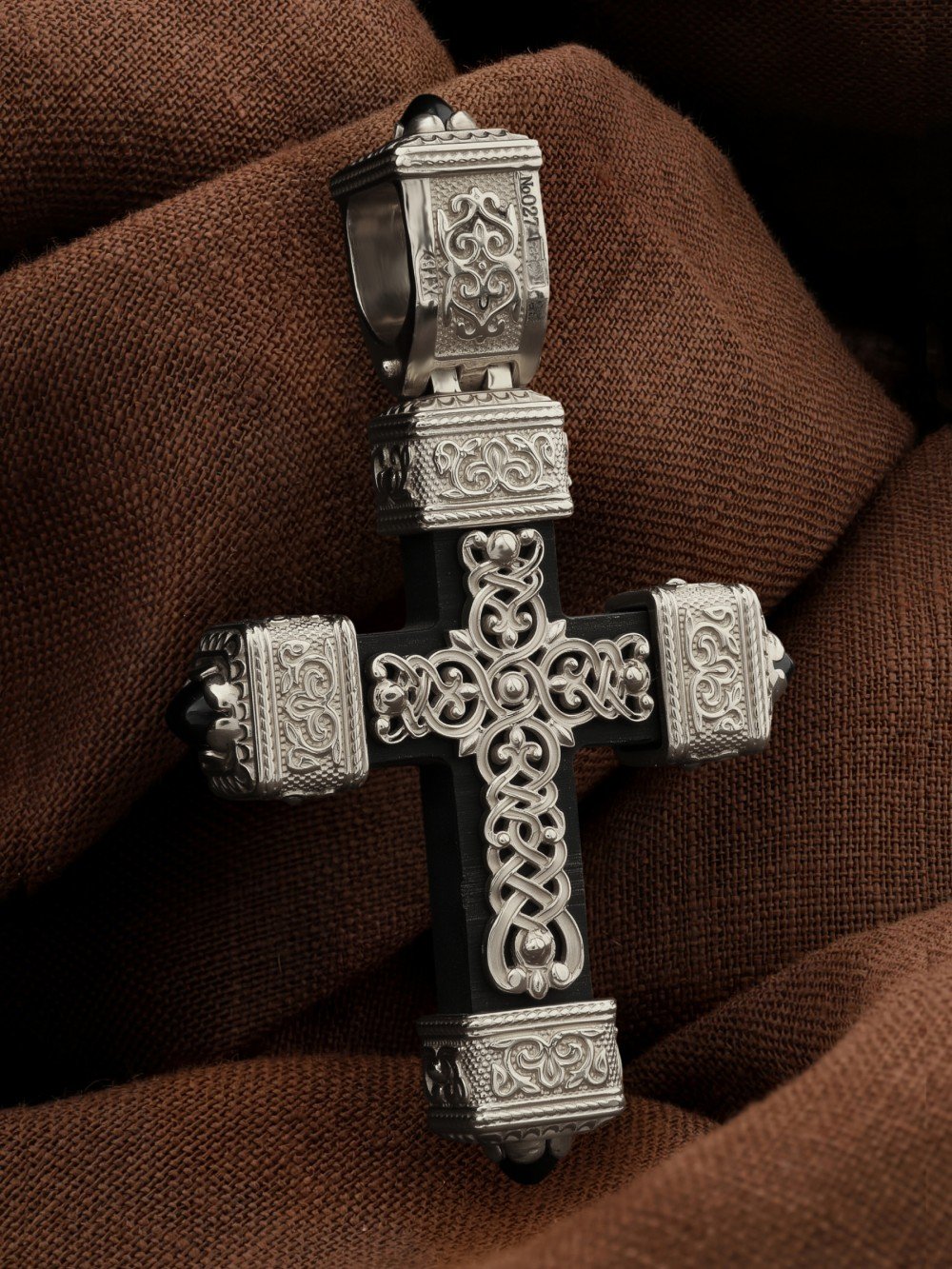 Крест из белого золота c эмалью, ониксом и эбеновым деревом