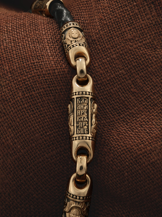 Браслет из золота c кожаным шнурком